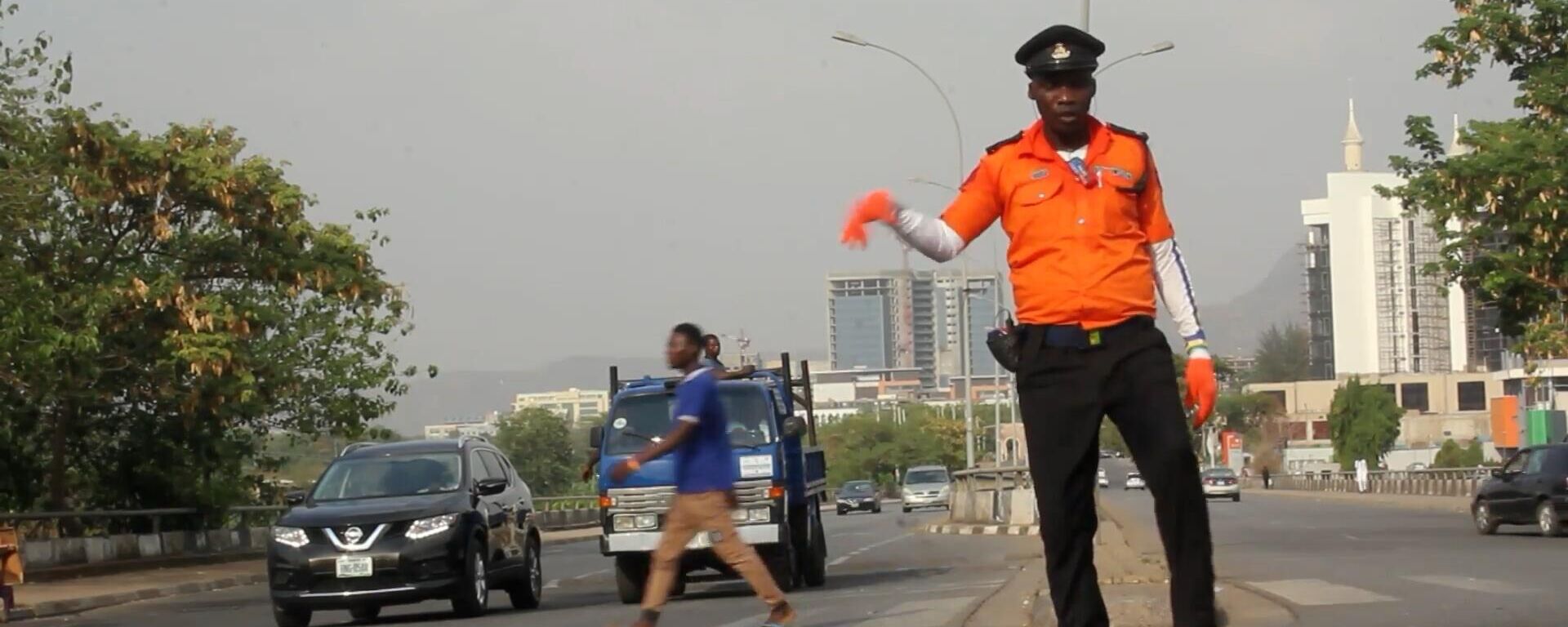 Độc lạ Abuja: cảnh sát giao thông vừa nhảy múa vừa chỉ dẫn cho các phương tiện - Sputnik Việt Nam, 1920, 07.03.2023