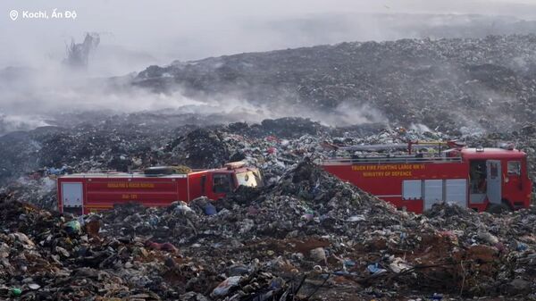 Cháy bãi rác khiến thành phố Kochi của Ấn Độ bao phủ trong khói độc - Sputnik Việt Nam