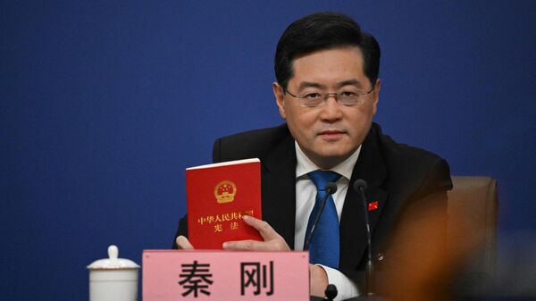 Bộ trưởng Ngoại giao Trung Quốc Tần Cương hôm thứ Ba đã mang theo một bản sao hiến pháp của nước này đến cuộc họp báo thường niên, ngày 7 tháng 3 năm 2023 - Sputnik Việt Nam