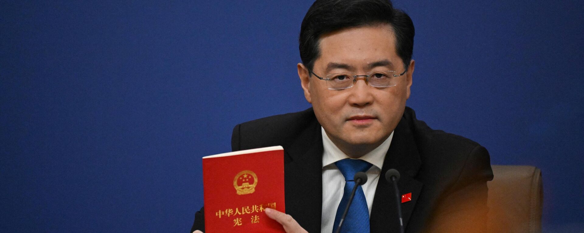 Bộ trưởng Ngoại giao Trung Quốc Tần Cương hôm thứ Ba đã mang theo một bản sao hiến pháp của nước này đến cuộc họp báo thường niên, ngày 7 tháng 3 năm 2023 - Sputnik Việt Nam, 1920, 07.03.2023