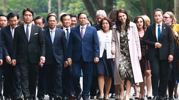 Thiếu tá Đặng Hồng Nhung bảo vệ Thủ tướng New Zealand Jacinda Ardern trong chuyến thăm chính thức Việt Nam từ ngày 14 đến 17/11/2022 - Sputnik Việt Nam