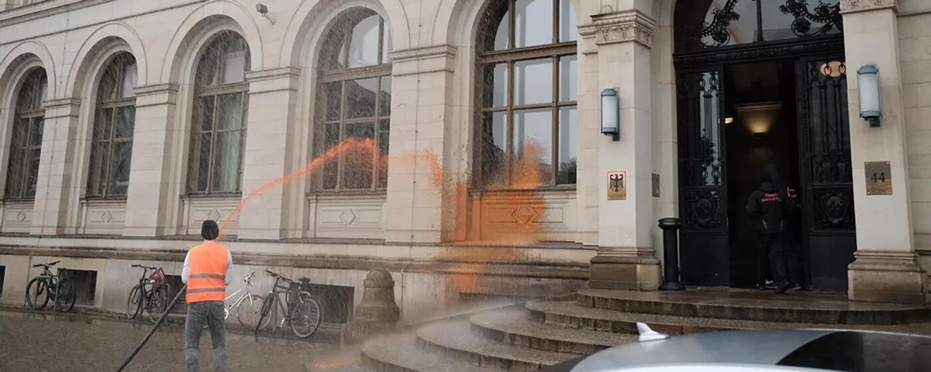 Các nhà hoạt động của phong trào môi trường Last Generation, dưới sức ép của xe cứu hỏa, đã đổ nước và sơn lên tòa nhà Bộ Giao thông vận tải Đức ở Berlin - Sputnik Việt Nam, 1920, 07.03.2023
