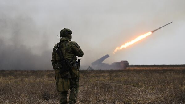 Chiến sĩ đội pháo binh điều khiển hệ thống phóng tên lửa đa nòng Uragan (MLRS) của Lực lượng Vũ trang Nga  đánh vào các vị trí của Lực lượng Vũ trang Ukraina ở khu vực phía nam chiến dịch quân sự đặc biệt. - Sputnik Việt Nam