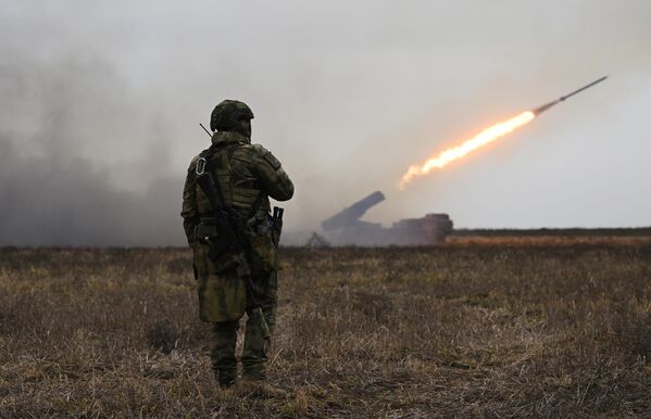 Chiến sĩ đội pháo binh điều khiển hệ thống phóng tên lửa đa nòng Uragan (MLRS) của Lực lượng Vũ trang Nga đánh vào các vị trí của Lực lượng Vũ trang Ukraina ở khu vực phía nam chiến dịch quân sự đặc biệt. - Sputnik Việt Nam