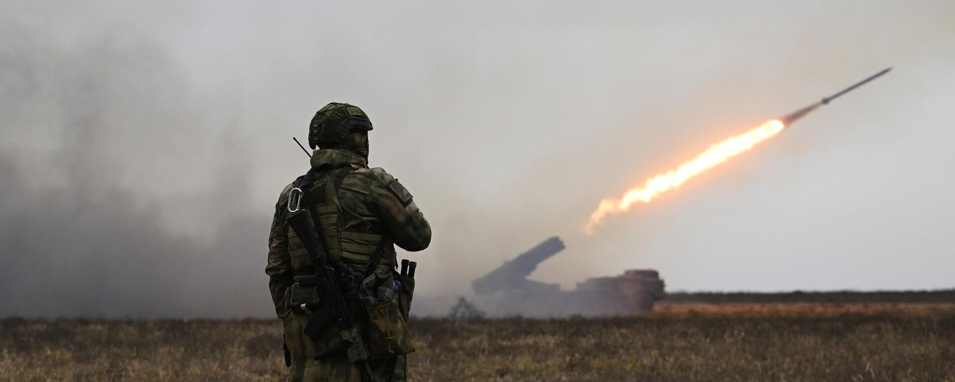 Chiến sĩ đội pháo binh điều khiển hệ thống phóng tên lửa đa nòng Uragan (MLRS) của Lực lượng Vũ trang Nga  đánh vào các vị trí của Lực lượng Vũ trang Ukraina ở khu vực phía nam chiến dịch quân sự đặc biệt. - Sputnik Việt Nam, 1920, 02.06.2023