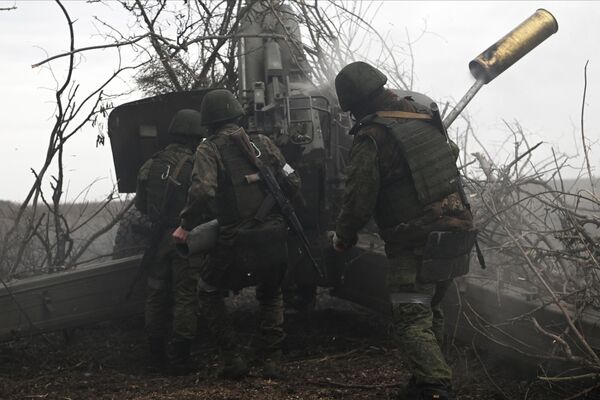 Pháo binh của Lực lượng Vũ trang Nga bắn vào các vị trí của Lực lượng Vũ trang Ukraina từ khẩu lựu pháo Msta-B ở khu vực phía nam chiến dịch quân sự đặc biệt. - Sputnik Việt Nam