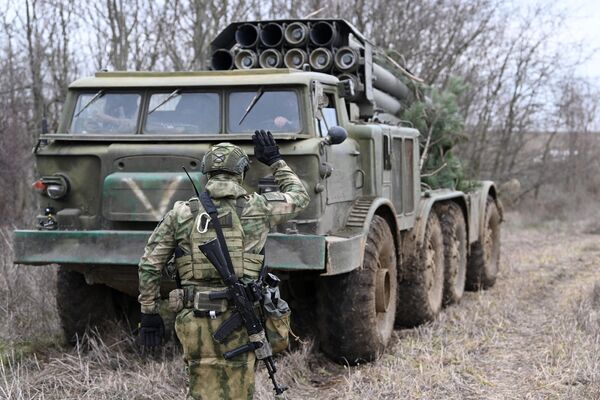 Chiến sĩ kíp pháo binh của hệ thống tên lửa phóng loạt Uragan (MLRS) của Lực lượng Vũ trang Nga đánh vào các vị trí của Lực lượng Vũ trang Ukraina ở khu vực phía nam chiến dịch quân sự đặc biệt. - Sputnik Việt Nam