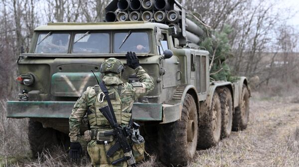 Chiến sĩ kíp pháo binh của hệ thống tên lửa phóng loạt Uragan (MLRS) của Lực lượng Vũ trang Nga đánh vào các vị trí của Lực lượng Vũ trang Ukraina ở khu vực phía nam  chiến dịch quân sự đặc biệt. - Sputnik Việt Nam