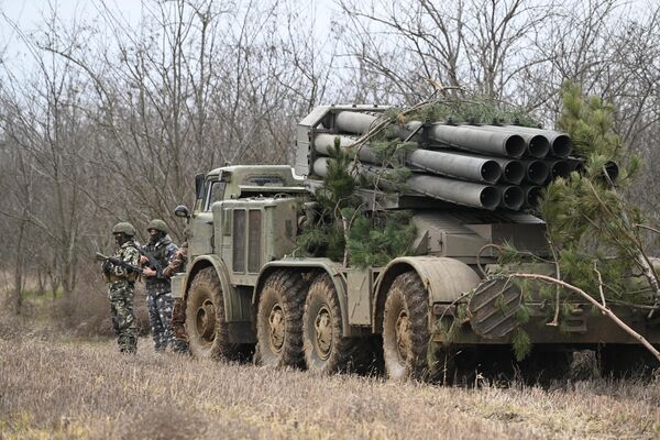 Thành viên kíp pháo binh điều khiển hệ thống tên lửa phóng loạt Uragan (MLRS) của Lực lượng Vũ trang Nga đánh vào các vị trí của Lực lượng Vũ trang Ukraina ở khu vực phía nam chiến dịch quân sự đặc biệt. - Sputnik Việt Nam