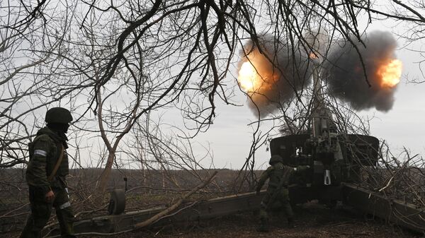 Pháo binh của Lực lượng Vũ trang Nga  tung hỏa lực vào các vị trí của Lực lượng Vũ trang Ukraina từ  khẩu lựu pháo Msta-B  ở khu vực phía nam chiến dịch quân sự đặc biệt. - Sputnik Việt Nam