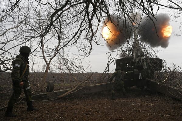 Pháo binh của Lực lượng Vũ trang Ngatung hỏa lực vào các vị trí của Lực lượng Vũ trang Ukraina từ khẩu lựu pháo Msta-B ở khu vực phía nam chiến dịch quân sự đặc biệt. - Sputnik Việt Nam