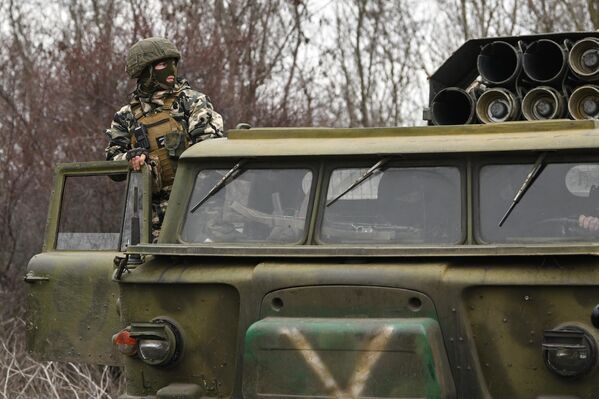 Chiến sĩ pháo binh thuộc đơn vị tên lửa phóng loạt Uragan (MLRS) của Lực lượng Vũ trang Nga đánh vào các vị trí của Lực lượng Vũ trang Ukraina ở khu vực phía nam chiến dịch quân sự đặc biệt. - Sputnik Việt Nam
