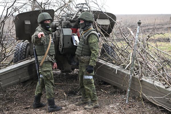 Lính pháo binh của Lực lượng Vũ trang Ngađánh vào các vị trí Lực lượng Vũ trang Ukraina bằng lựu pháo &quot;Msta-B&quot; ở khu vực phía nam chiến dịch quân sự đặc biệt. - Sputnik Việt Nam