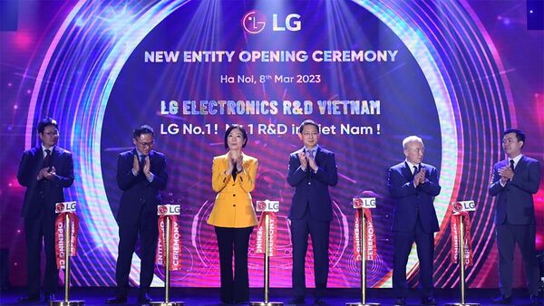 LG Electronics' senior officials and Korean Ambassador to Vietnam Oh Young-joo (third from left) attend the opening ceremony of LG Electronics Development Vietnam, the tech giant's new automotive R&D unit, in Hanoi, Vietnam on Wednesday.  - Sputnik Việt Nam