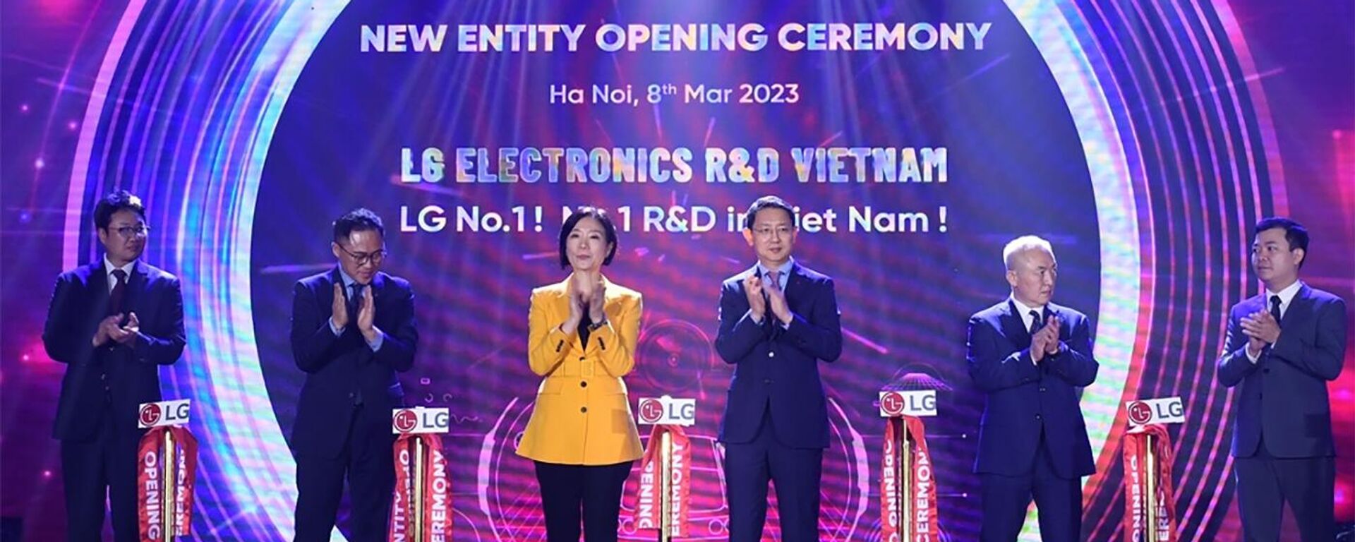 LG Electronics' senior officials and Korean Ambassador to Vietnam Oh Young-joo (third from left) attend the opening ceremony of LG Electronics Development Vietnam, the tech giant's new automotive R&D unit, in Hanoi, Vietnam on Wednesday.  - Sputnik Việt Nam, 1920, 09.03.2023