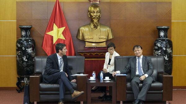 Thứ trưởng Bộ Công Thương Đỗ Thắng Hải làm việc với Giám đốc cấp cao phụ trách cung ứng toàn cầu của Google Grop Darren Ward - Sputnik Việt Nam