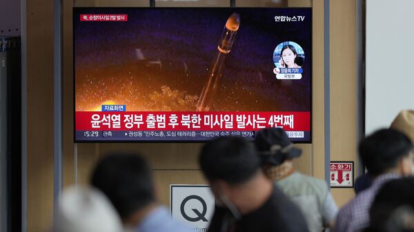 Phát sóng việc phóng tên lửa đạn đạo của Triều Tiên trên màn hình TV - Sputnik Việt Nam