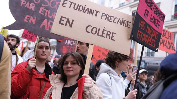 Thanh niên tuần hành phản đối cải cách lương hưu ở Paris, ngày 9 tháng 3 năm 2023 - Sputnik Việt Nam