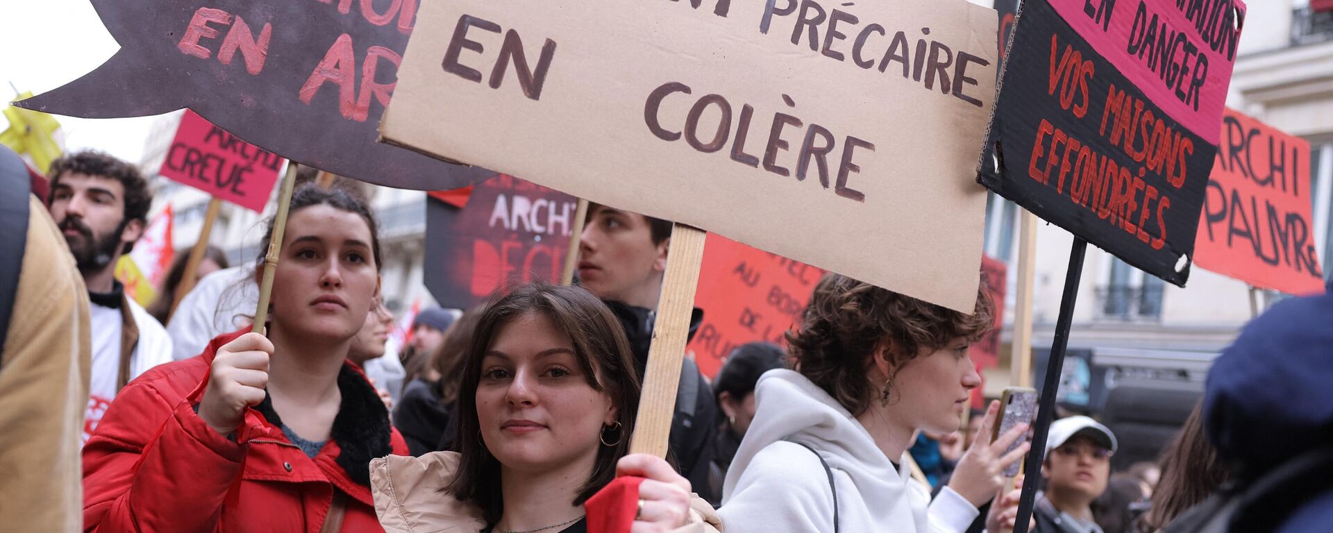 Thanh niên tuần hành phản đối cải cách lương hưu ở Paris, ngày 9 tháng 3 năm 2023 - Sputnik Việt Nam, 1920, 09.03.2023