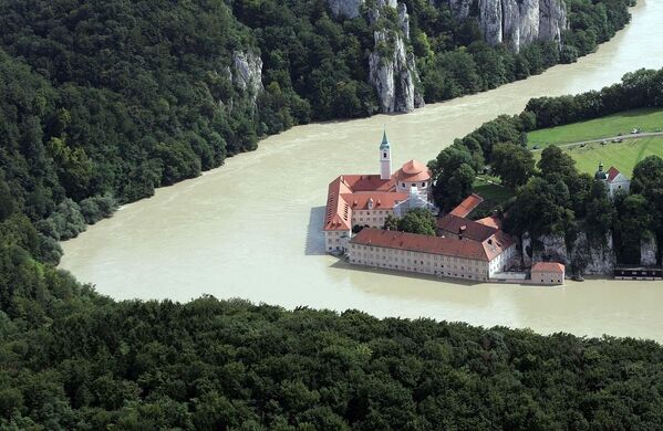 Sông Donau làm ngập tu viện Weltenburg gần đó ở miền nam nước Đức. - Sputnik Việt Nam