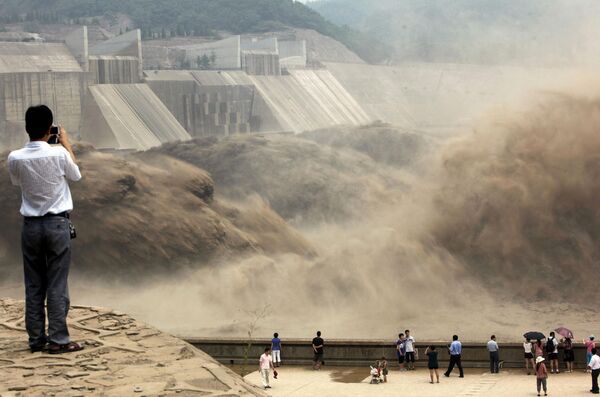 Những dòng nước được xả ra từ đập Xiaolangdi để làm sạch sông Hoàng Hà và ngăn chặn lũ lụt cục bộ ở Jiyuan, miền trung Trung Quốc. - Sputnik Việt Nam