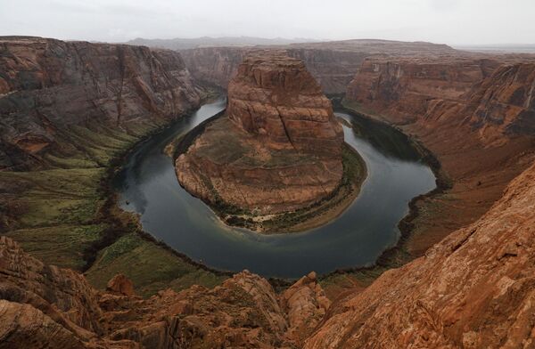 Sông Colorado chảy qua Horseshoe Bend ở vùng nghỉ dưỡng Quốc Gia Glen Canyon, Hoa Kỳ. - Sputnik Việt Nam
