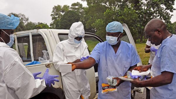 Nhân viên y tế tặng thiết bị bảo hộ cá nhân Ebola ở Liberia - Sputnik Việt Nam