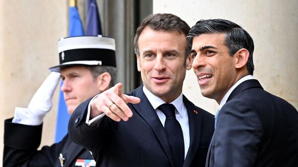  Thủ tướng Anh Rishi Sunak và Tổng thống Pháp Emmanuel Macron tại cuội hội kiến, ngày 10 tháng 3 năm 2023  - Sputnik Việt Nam