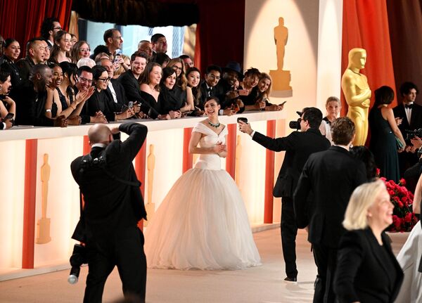 Nữ diễn viên Sofia Carson trước lễ trao giải Oscar lần thứ 95 tại Los Angeles. - Sputnik Việt Nam