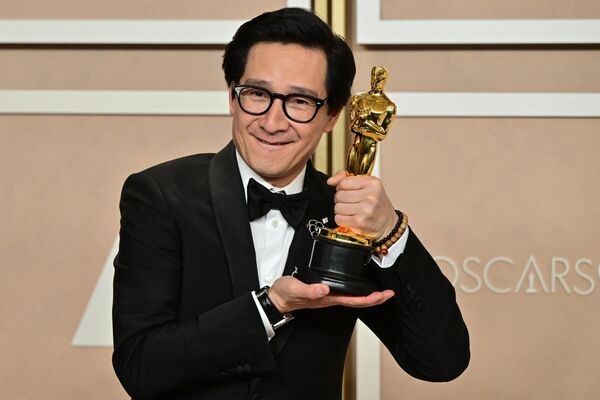 Nam diễn viên người Mỹ gốc Việt Quan Kế Huy tại lễ trao giải Oscar lần thứ 95 ở Hollywood. - Sputnik Việt Nam