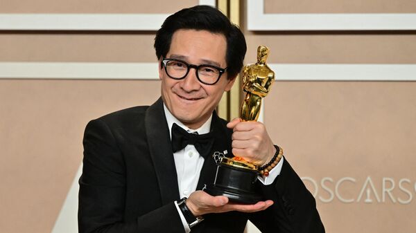 Nam diễn viên người Mỹ gốc Việt Quan Kế Huy  tại lễ trao giải Oscar lần thứ 95 ở Hollywood - Sputnik Việt Nam