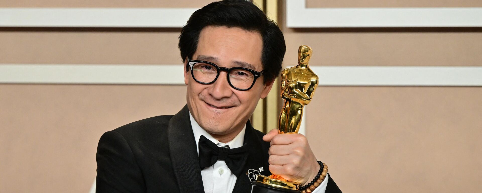 Nam diễn viên người Mỹ gốc Việt Quan Kế Huy  tại lễ trao giải Oscar lần thứ 95 ở Hollywood - Sputnik Việt Nam, 1920, 13.03.2023