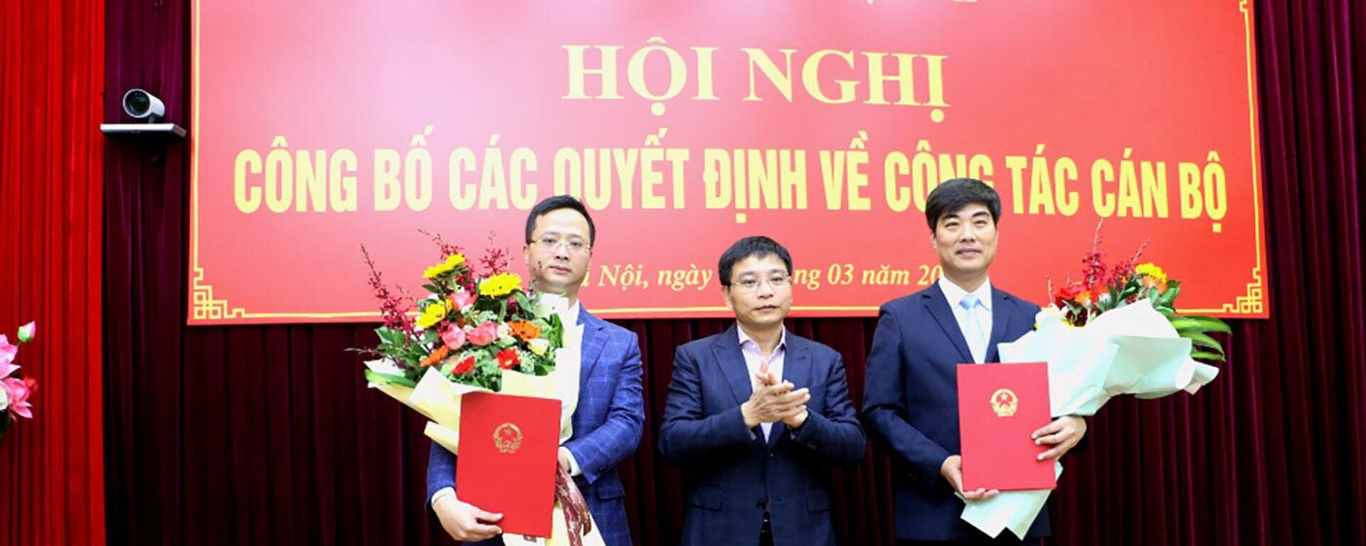Bộ trưởng Nguyễn Văn Thắng trao Quyết định và tặng hoa chúc mừng các cán bộ mới được bổ nhiệm. - Sputnik Việt Nam, 1920, 13.03.2023