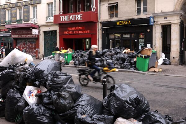 Núi rác trên đường phố Paris, Pháp. - Sputnik Việt Nam