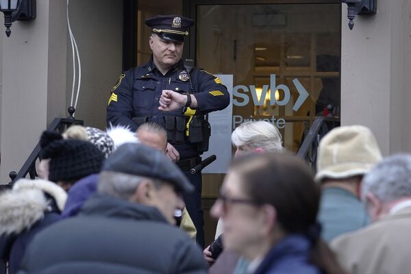 Sĩ quan cảnh sát bên cạnh Silicon Valley Bank ở Massachusetts. - Sputnik Việt Nam