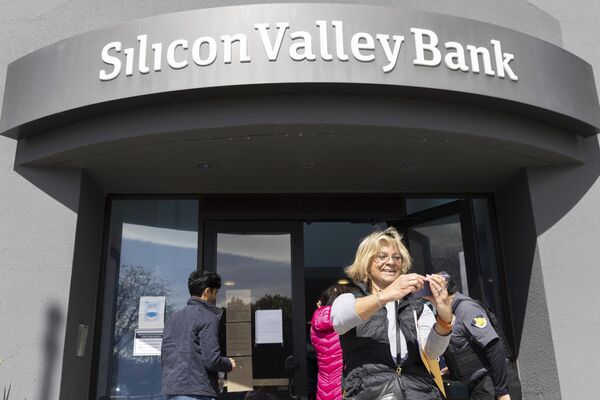 Người phụ nữ chụp ảnh bên ngoài Silicon Valley Bank ở California. - Sputnik Việt Nam
