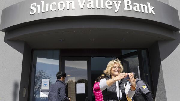 Người phụ nữ  chụp ảnh bên ngoài  Silicon Valley Bank ở California - Sputnik Việt Nam