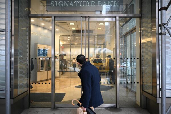Người đàn ông đứng cạnh Signature Bank ở New York. - Sputnik Việt Nam