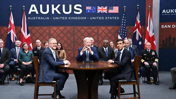 Thủ tướng Úc Anthony Albanese, Tổng thống Hoa Kỳ Joe Biden và Thủ tướng Anh Rishi Sunak tại Hội nghị thượng đỉnh AUKUS  ở California - Sputnik Việt Nam