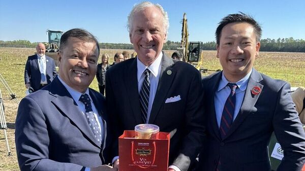 Đại diện King Coffee và ông Henry Dargan McMaster - Thống đốc bang South Carolina (giữa) - Sputnik Việt Nam