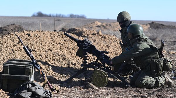 Quân nhân của các đơn vị súng trường cơ giới của Lực lượng Vũ trang Nga bắn vào các vị trí của Lực lượng Vũ trang Ukraina từ súng phóng lựu AGS ở khu vực phía nam của chiến dịch đặc biệt - Sputnik Việt Nam