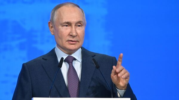 Tổng thống Nga Vladimir Putin phát biểu tại Đại hội lần thứ 17 của Liên minh các nhà công nghiệp và doanh nhân Nga - Sputnik Việt Nam