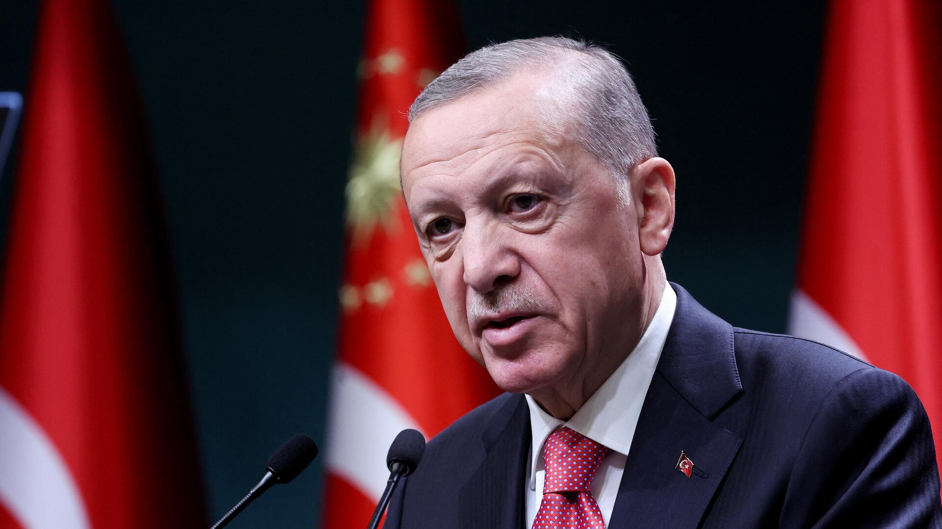 Sự xuất hiện của Tổng thống Erdogan và phương Tây trong hình ảnh sẽ đem lại nhiều cảm xúc khác nhau cho người xem. Đây là một trong những chủ đề đang được quan tâm và bàn luận nhiều nhất trên các trang tin tức và mạng xã hội, và đem lại nhiều thông tin thú vị về các sự kiện quốc tế.