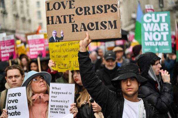 Biểu tình chống phân biệt chủng tộc Resist Racism ở London, Vương quốc Anh. - Sputnik Việt Nam