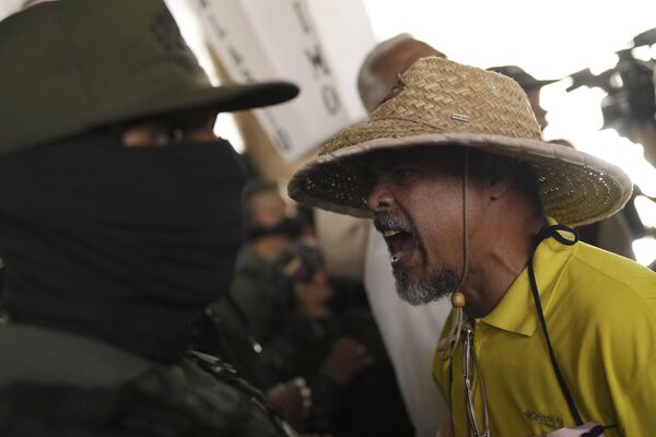 Người biểu tình và cảnh sát ở Caracas, Venezuela. - Sputnik Việt Nam