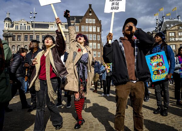 Người dân trong biểu tình ở Amsterdam, Hà Lan. - Sputnik Việt Nam