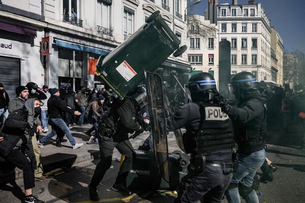 Sĩ quan cảnh sát bị cú tấn công bằng thùng rác trong cuộc biểu tình ở Pháp. - Sputnik Việt Nam
