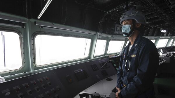 Một người lính Hải quân đứng trong phòng điều khiển của một bến tàu đổ bộ lớp Yushan trong một cuộc tập trận quân sự ở thành phố Cao Hùng, Đài Loan - Sputnik Việt Nam