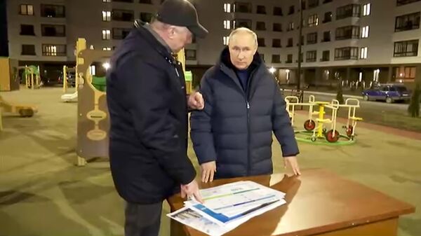 Tổng thống Nga Vladimir Putin và Phó Thủ tướng LB Nga Marat Khusnullin tại khu vực mới xây dựng của Mariupol - Sputnik Việt Nam