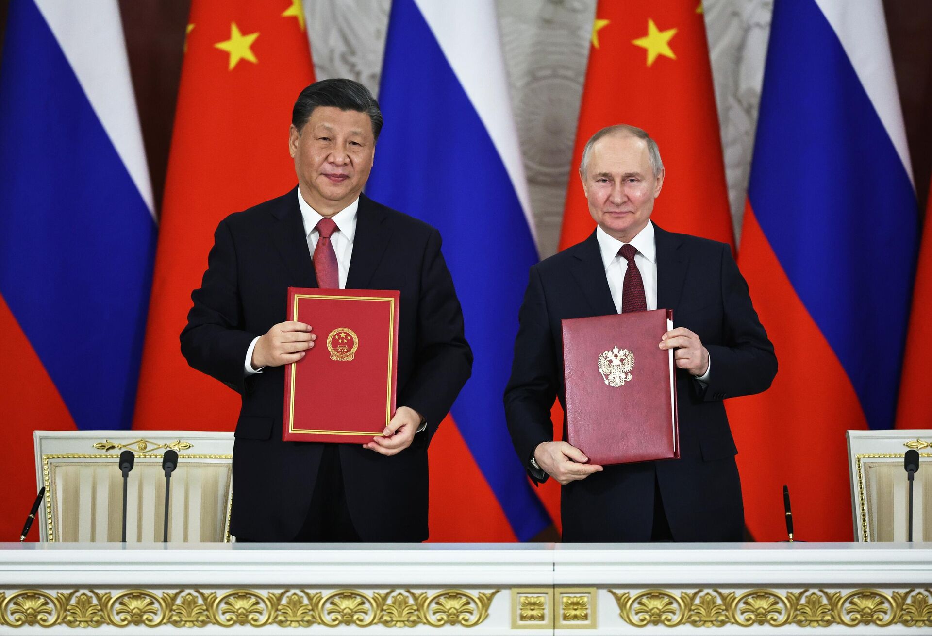 Ngày 21/3/2023. Tổng thống Nga Vladimir Putin và Chủ tịch Trung Quốc Tập Cận Bình tại lễ ký kết các văn kiện chung về việc tăng cường và làm sâu sắc hơn quan hệ song phương và đề ra phương hướng hợp tác đến năm 2030. - Sputnik Việt Nam, 1920, 22.03.2023